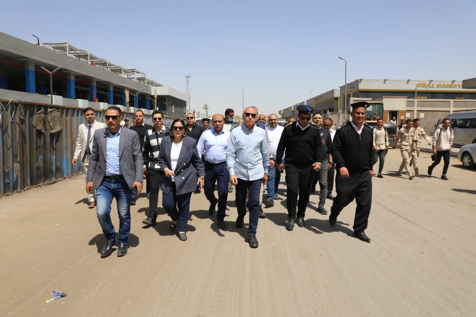 محافظة القاهرة تنقل الباعة الجائلين بمحيط موقف السلام الجديد