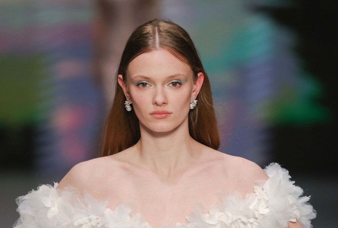 لعروس ربيع وصيف 2025: استلهمي إطلالتك الجمالية بكل تفاصيلها من عروض الموسم العالمية