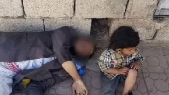 الخليج اليوم .. فيديو فاجع.. الجوع يخطف حياة أب يمني أمام طفله 