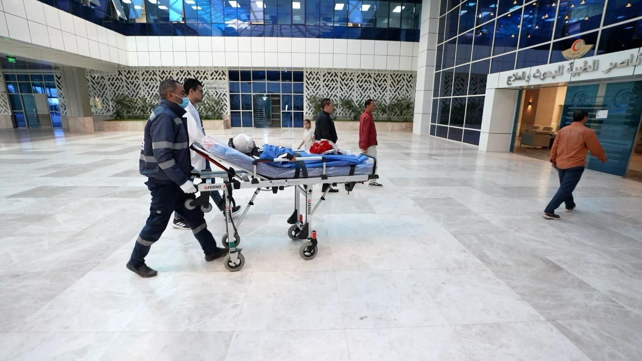 نقل الطفلة إيمان "ضحية رشق الحجارة" لتلقى العلاج بمعهد ناصر.. صور