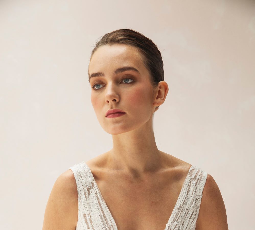 لعروس ربيع وصيف 2025: استلهمي إطلالتك الجمالية بكل تفاصيلها من عروض الموسم العالمية