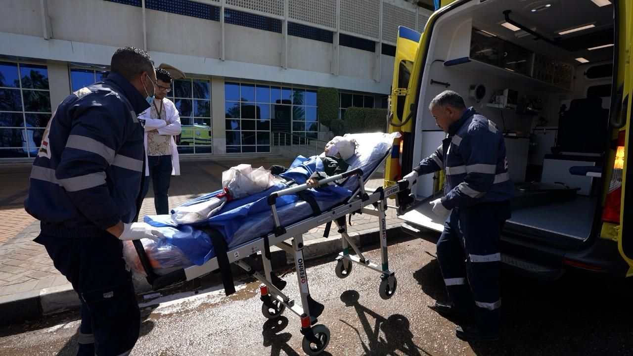 نقل الطفلة إيمان "ضحية رشق الحجارة" لتلقى العلاج بمعهد ناصر.. صور