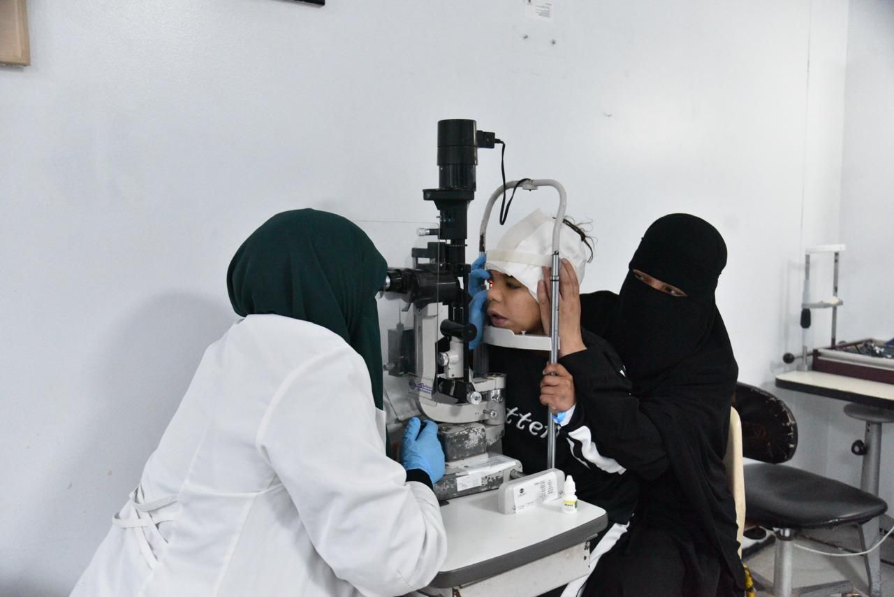 نقل الطفلة إيمان "ضحية رشق الحجارة" لتلقى العلاج بمعهد ناصر.. صور