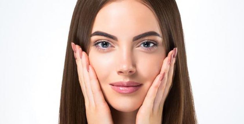 5 وصفات طبيعية لتنظيف البشرة الدهنية قبل النوم.. تُخلصي من البثور السوداء