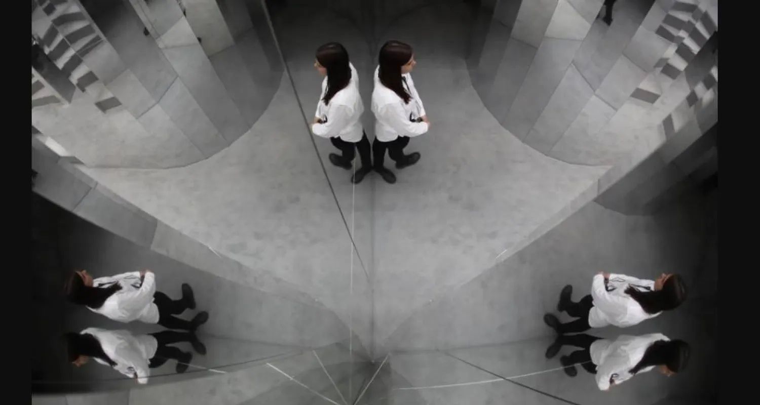 لماذا يجب عليك التحدث إلى نفسك بصوت عالٍ؟ 7 أسباب رئيسية