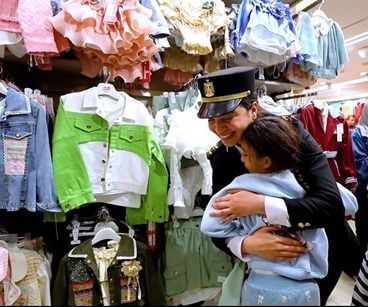 وزارة الداخلية تشارك الأطفال احتفالاتهم بـ"يوم اليتيم".. فيديو وصور