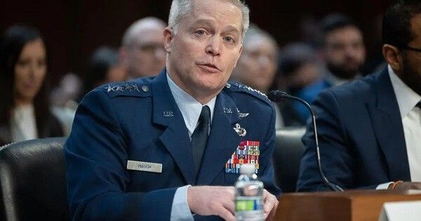 واشنطن بوست عن مسؤولين أميركيين: إقالة مدير وكالة الأمن القومي تيموثي هوغ ونائبته ويندي نوبل