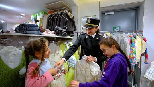 وزارة الداخلية تشارك الأطفال احتفالاتهم بـ"يوم اليتيم".. فيديو وصور