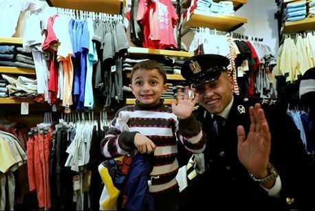 وزارة الداخلية تشارك الأطفال احتفالاتهم بـ"يوم اليتيم".. فيديو وصور