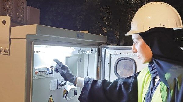 «كهرباء الشارقة» تنفّذ 24 مشروعاً للإنارة