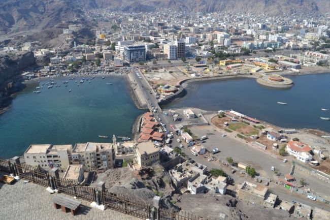 السلطة المحلية بصيرة تحذر من السباحة في سواحل عدن بسبب ارتفاع الأمواج