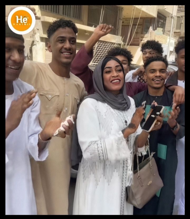 شاهد بالصورة والفيديو.. في صباح يوم العيد.. شباب سودانيون يحاصرون الفنانة مروة الدولية بأحد شوارع القاهرة والمطربة تلبي طلبهم وتغني لهم (جلابية مجيهة ومكوية)