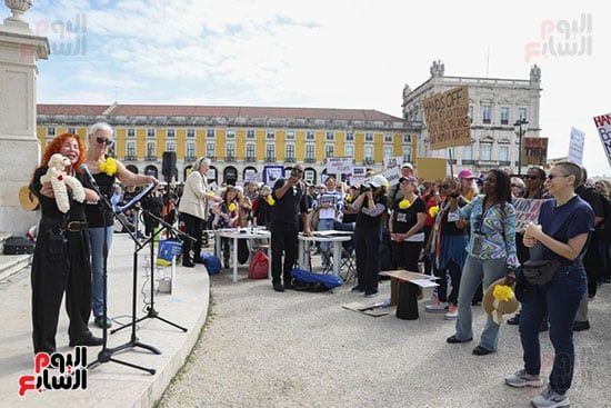 مظاهرات فى باريس ولندن ولشبونة ضد ترامب وماسك تحت شعار "ارحل يا دونالد".. صور