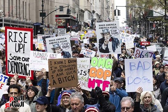 آلاف الأمريكيين يتظاهرون ضد سياسات ترامب فى شيكاغو.. فيديو وصور