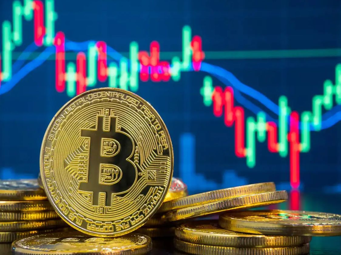 ظهور علامات على فك ارتباط البيتكوين بالأسهم الأمريكية: هل سيستعيد البيتكوين 100 ألف دولار؟