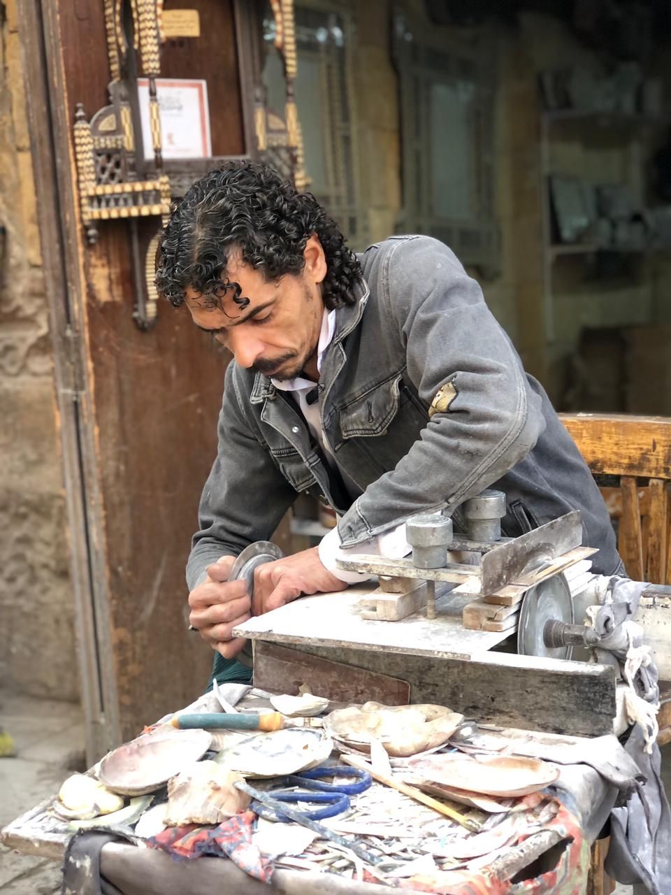 من الدرب الأحمر لدول العالم.. تطعيم الخشب رحلة إبداع لا حدود لها بأنامل مصرية