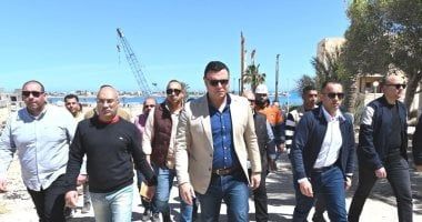 وزير الإسكان يتفقد مشروعات رفع كفاءة الكبارى والمسطحات الخضراء