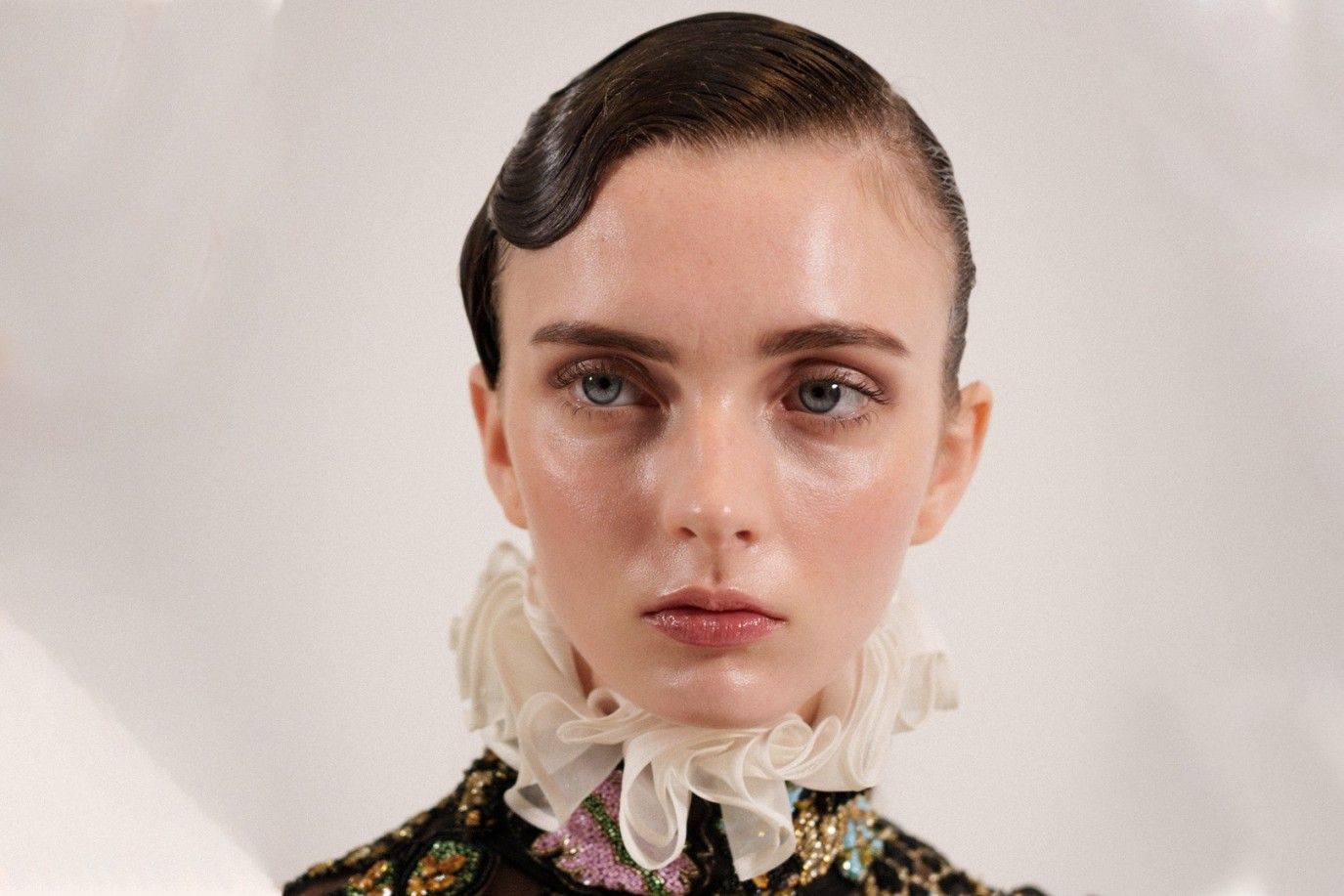 مكياج البشرة المضيئة يعود بقوة في صيف 2025: إليكِ طريقة تطبيقه خطوة بخطوة