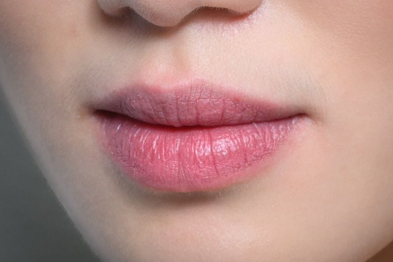 مكياج البشرة المضيئة يعود بقوة في صيف 2025: إليكِ طريقة تطبيقه خطوة بخطوة