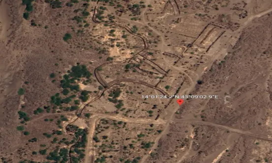 نشر صور جوية تحدد موقع الغارة الجوية التي استهدفت تجمعًا حوثيًا واصطادت عشرات المقاتلين "شاهد"