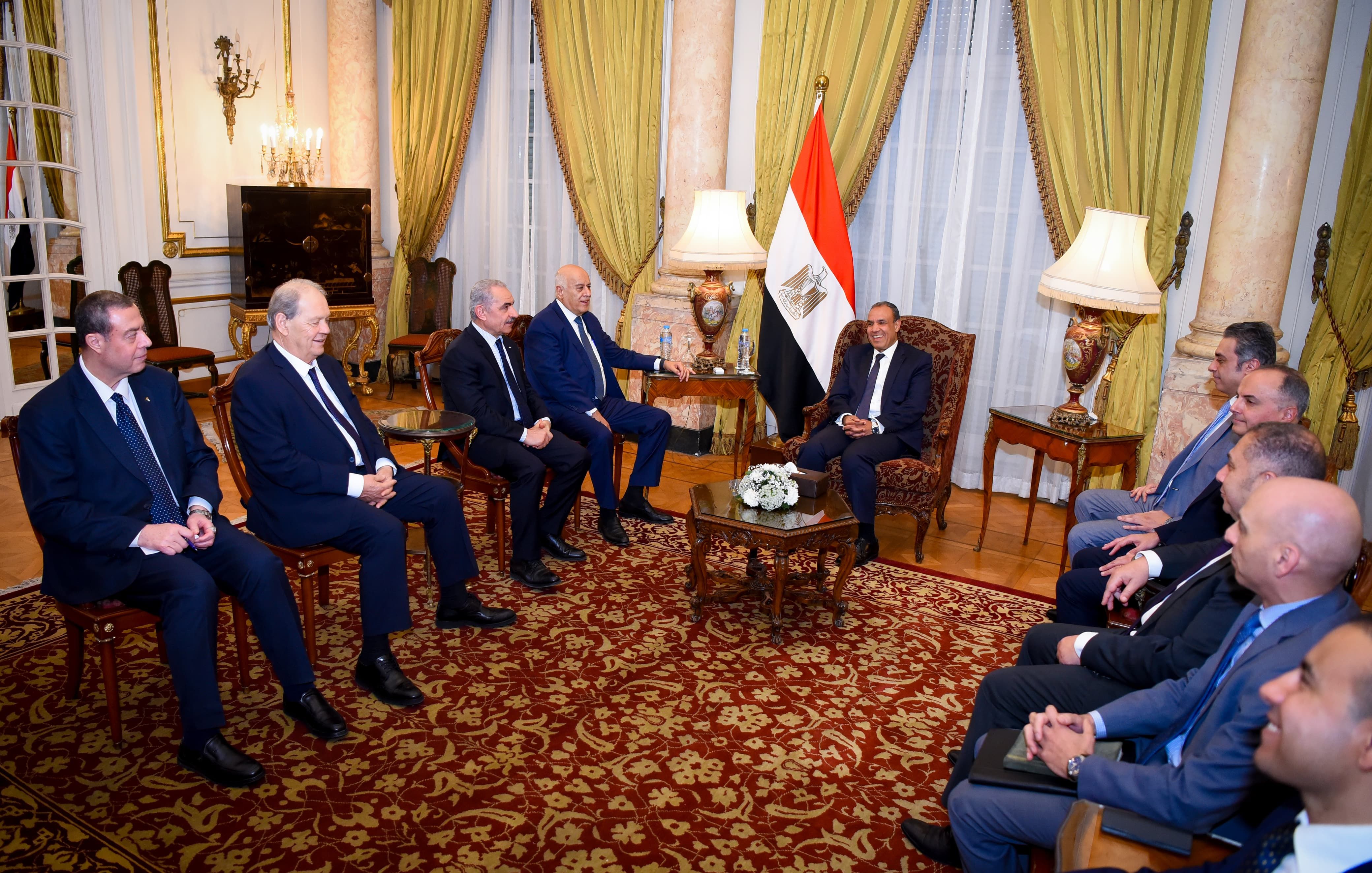 وزير الخارجية يبحث مع وفدا فلسطينيا تطورات الأوضاع فى غزة والضفة الغربية