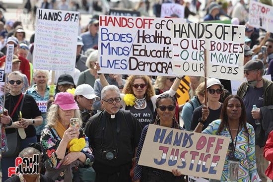 مظاهرات فى باريس ولندن ولشبونة ضد ترامب وماسك تحت شعار "ارحل يا دونالد".. صور