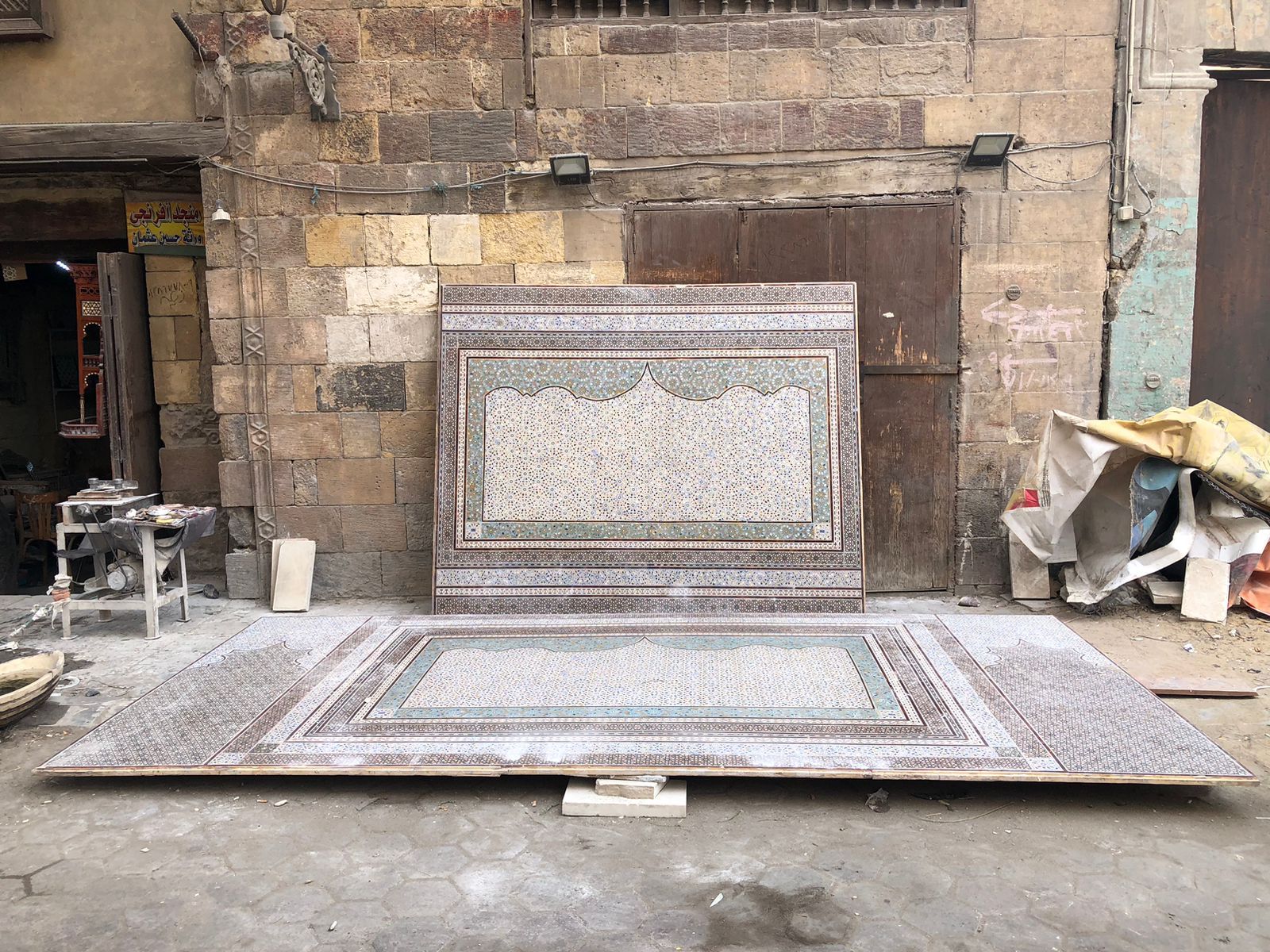 من الدرب الأحمر لدول العالم.. تطعيم الخشب رحلة إبداع لا حدود لها بأنامل مصرية