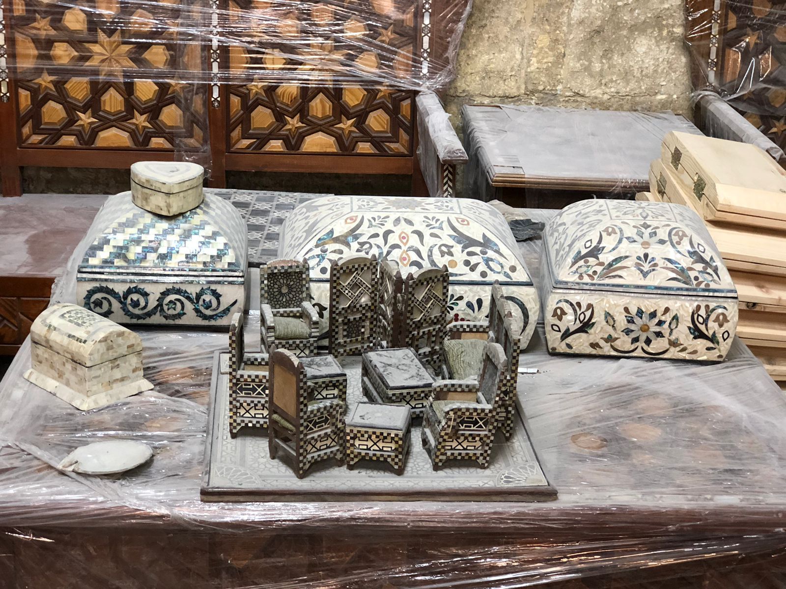 من الدرب الأحمر لدول العالم.. تطعيم الخشب رحلة إبداع لا حدود لها بأنامل مصرية