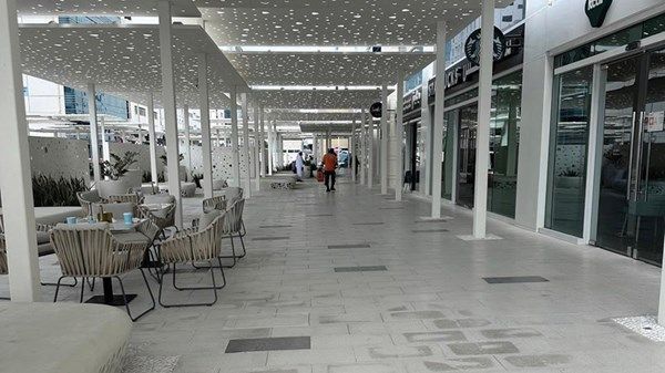 أول ممشى خارجي مكيّف بالكامل في أبوظبي