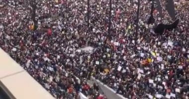 آلاف الأمريكيين يتظاهرون ضد سياسات ترامب فى شيكاغو.. فيديو