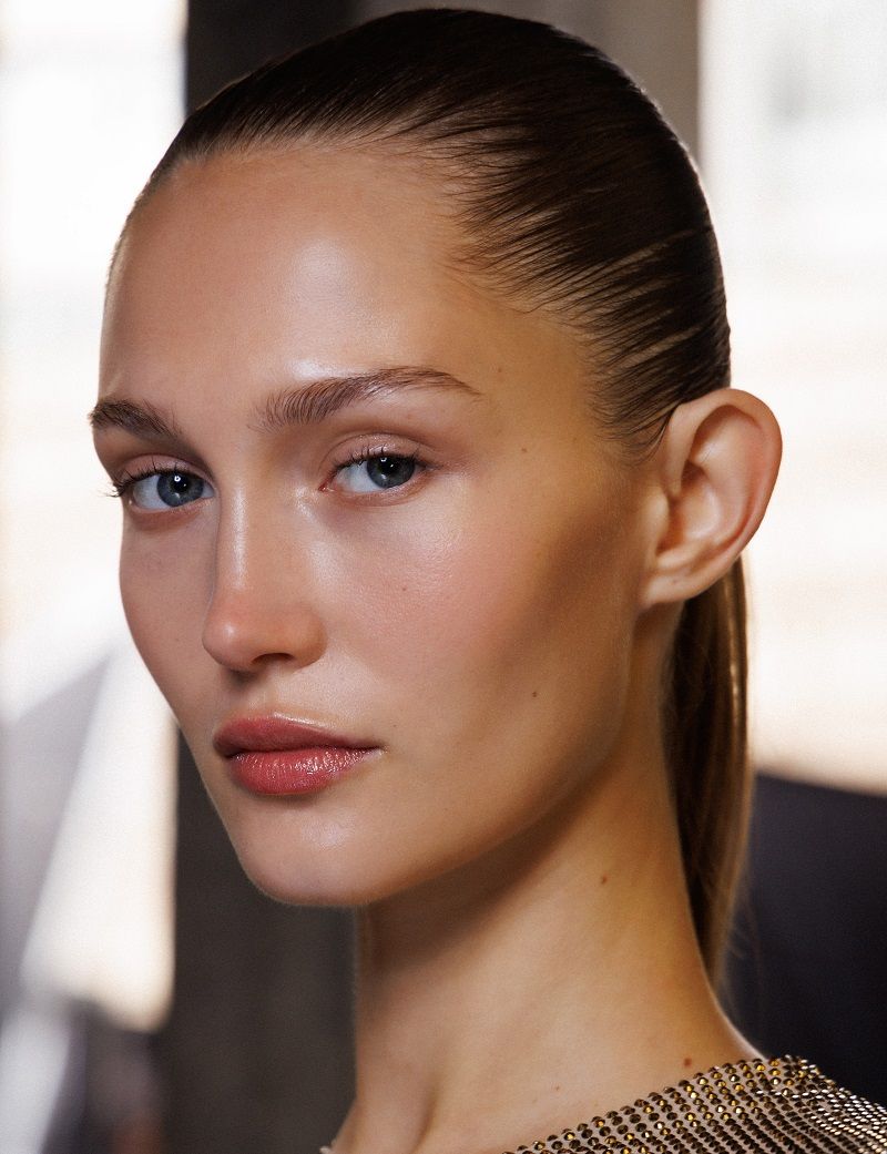 مكياج البشرة المضيئة يعود بقوة في صيف 2025: إليكِ طريقة تطبيقه خطوة بخطوة