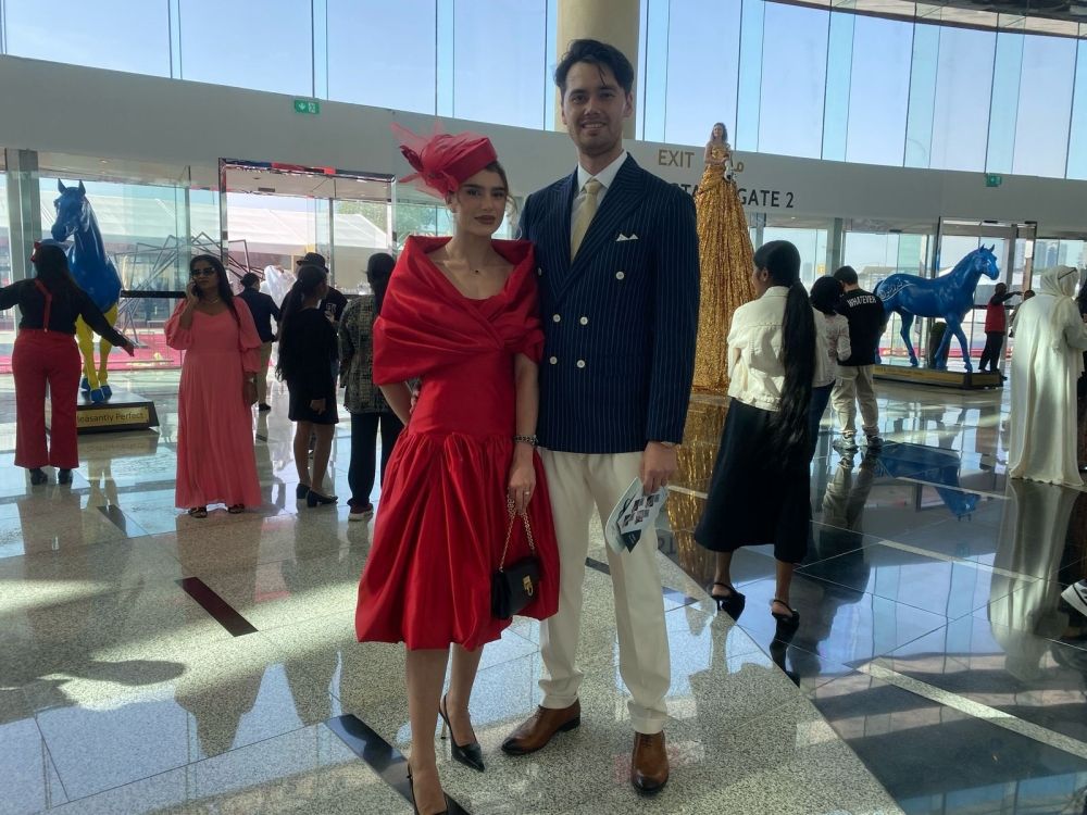 الامارات | خطيبان يجريان «بروفة» حفل زفافهما في «كأس دبي العالمي»