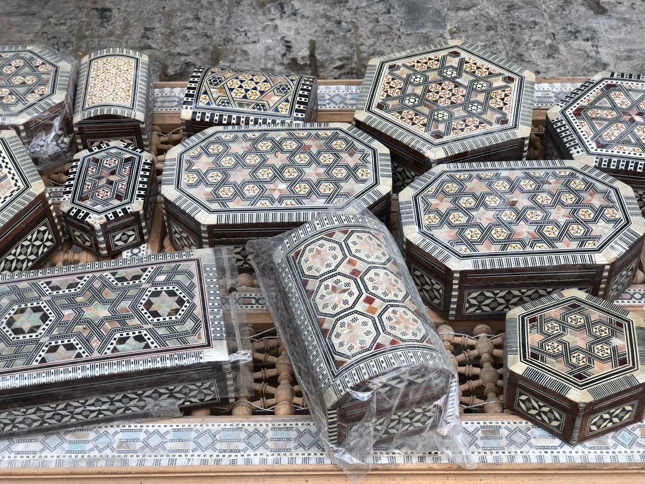 من الدرب الأحمر لدول العالم.. تطعيم الخشب رحلة إبداع لا حدود لها بأنامل مصرية