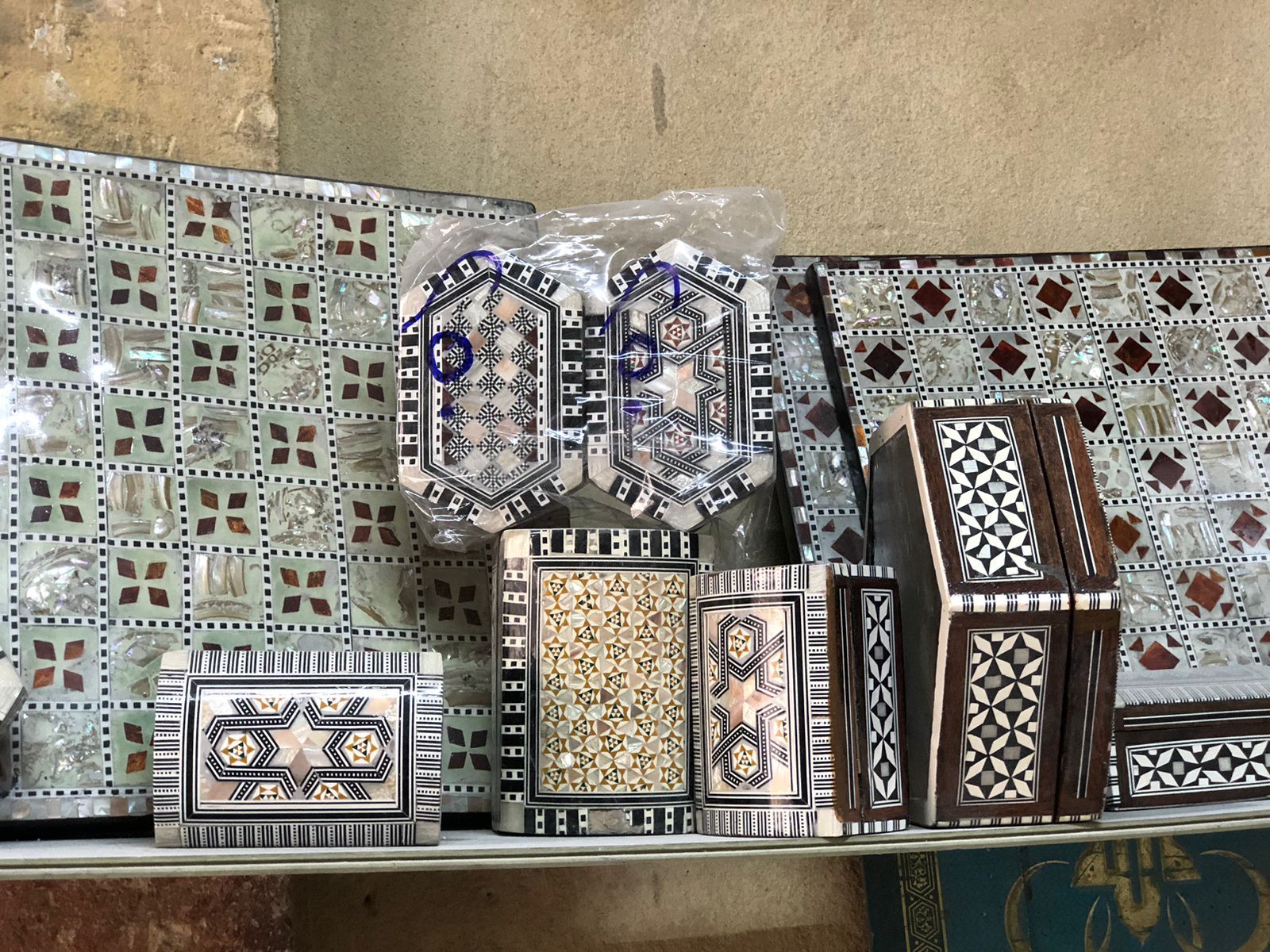 من الدرب الأحمر لدول العالم.. تطعيم الخشب رحلة إبداع لا حدود لها بأنامل مصرية