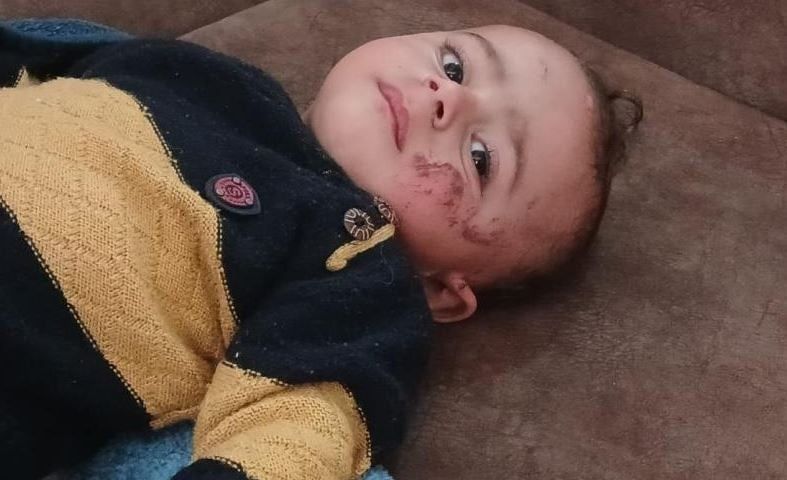 ظل ليلة تحت الركام بعد تعرضه لــ8 صواريخ.. طفل فلسطيني ينجو بمعجزة من مجزرة