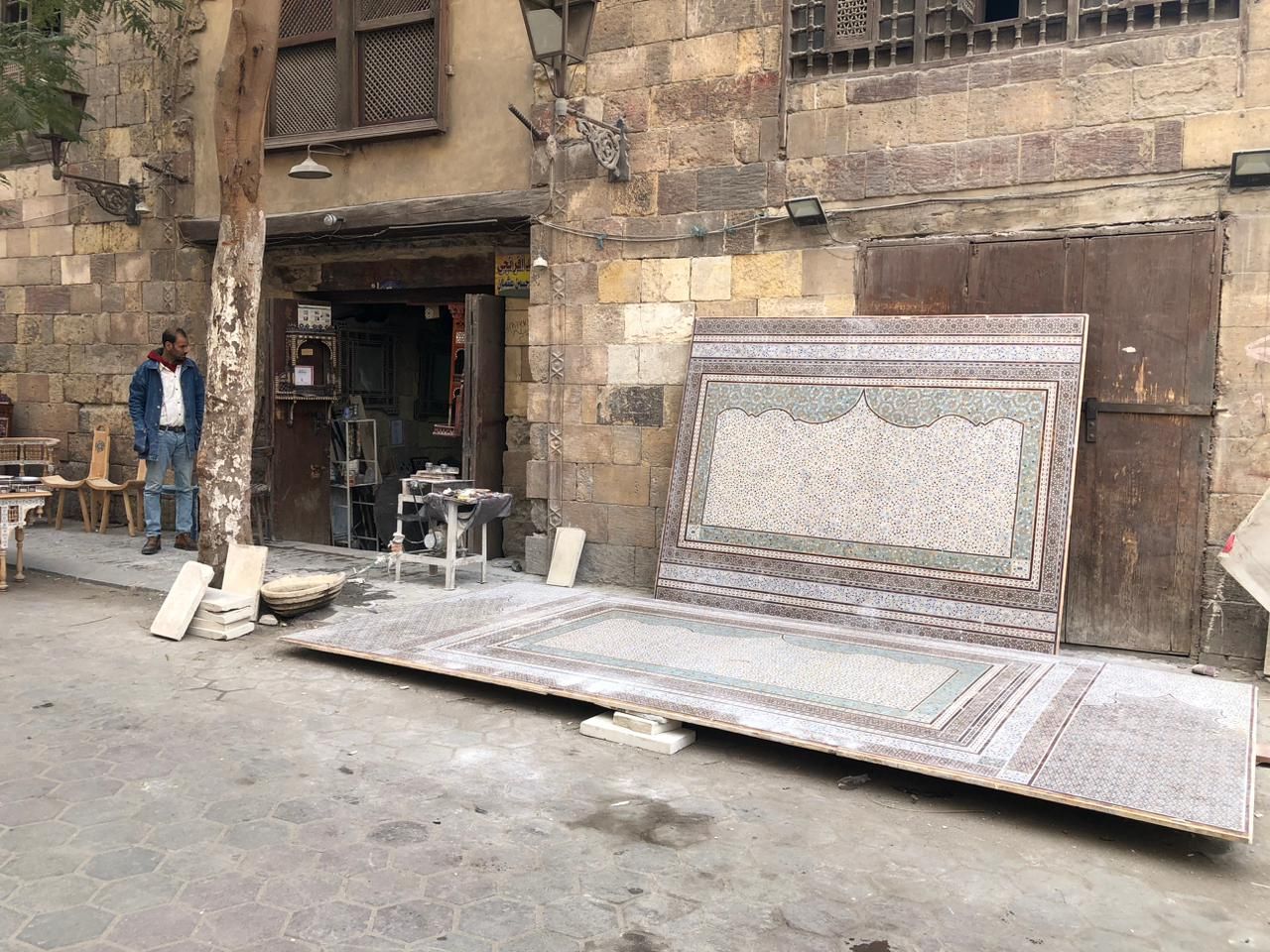 من الدرب الأحمر لدول العالم.. تطعيم الخشب رحلة إبداع لا حدود لها بأنامل مصرية