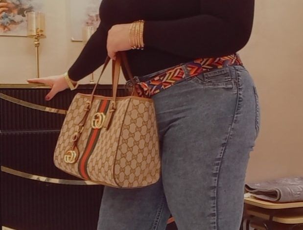 شاهد بالفيديو.. حسناء الفن السوداني تثير ضجة إسفيرية واسعة بعد استعراضها في المشي ببنطلون “جينز” ضيق ومحذق