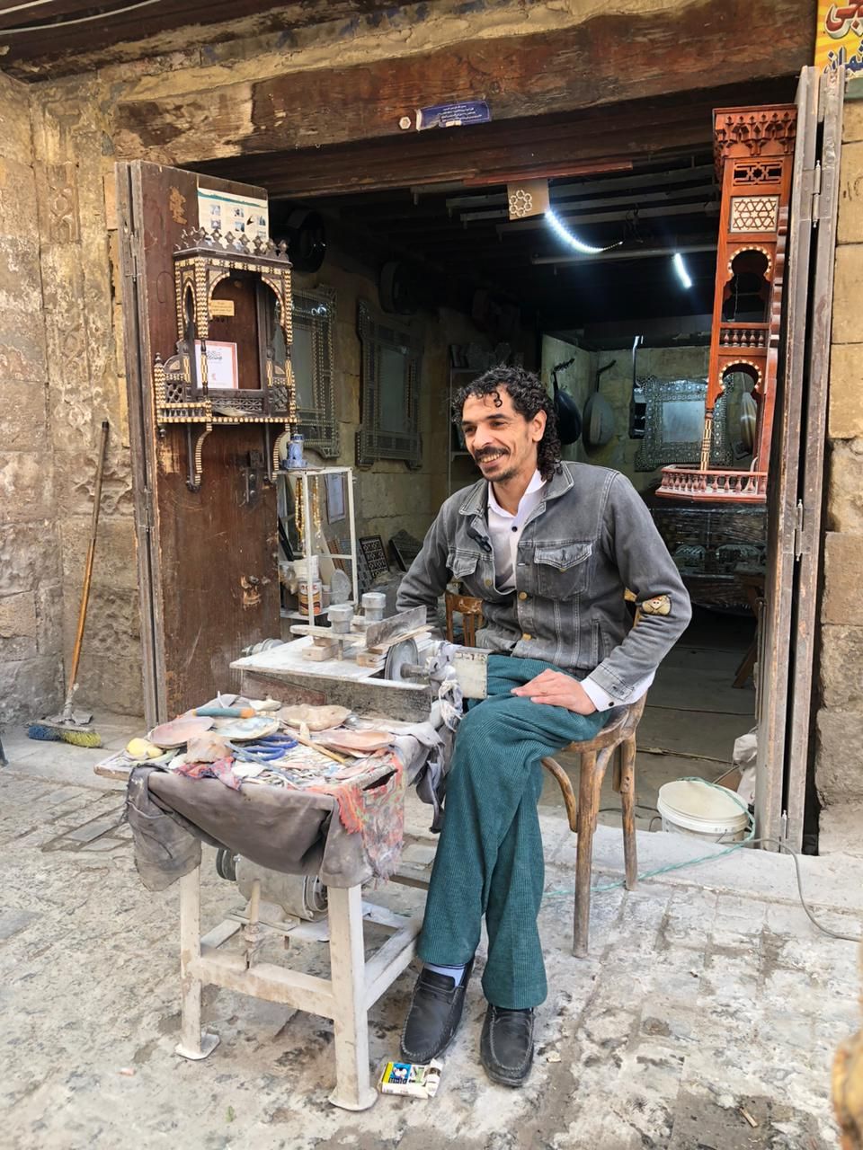 من الدرب الأحمر لدول العالم.. تطعيم الخشب رحلة إبداع لا حدود لها بأنامل مصرية