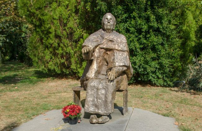 توقع "العرافة العمياء" لعام 2025 يتحقق والباقي عن مستقبل قاتم.. هل نحن على أعتاب كارثة عالمية؟