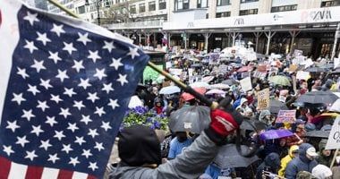 آلاف الأمريكيين يتظاهرون ضد سياسات ترامب فى شيكاغو.. فيديو وصور