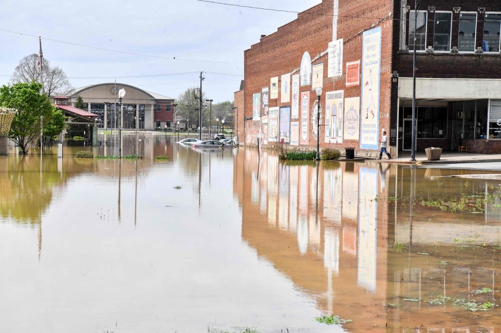 أمريكا.. مقتل 16 شخصًا في فيضانات وأعاصير تضرب عدة ولايات