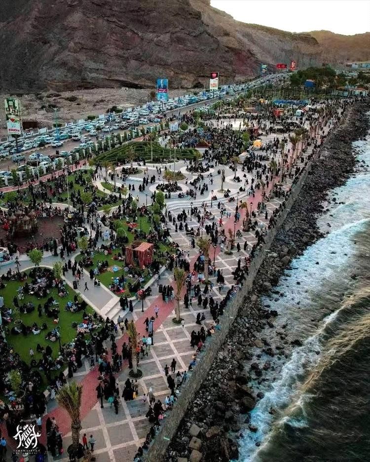 في عيد الفطر.. عدن تفتح ذراعيها لأبناء صنعاء بعد سنوات من الانقطاع: "عدنا إلى حضن الوطن ووجدنا الحب قبل البحر