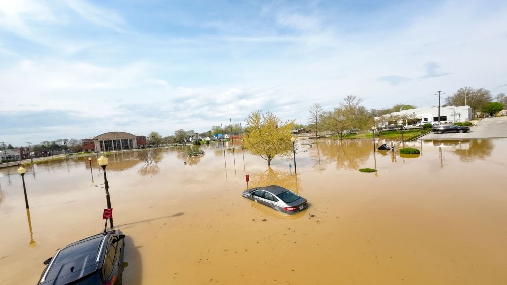أمريكا.. مقتل 16 شخصًا في فيضانات وأعاصير تضرب عدة ولايات