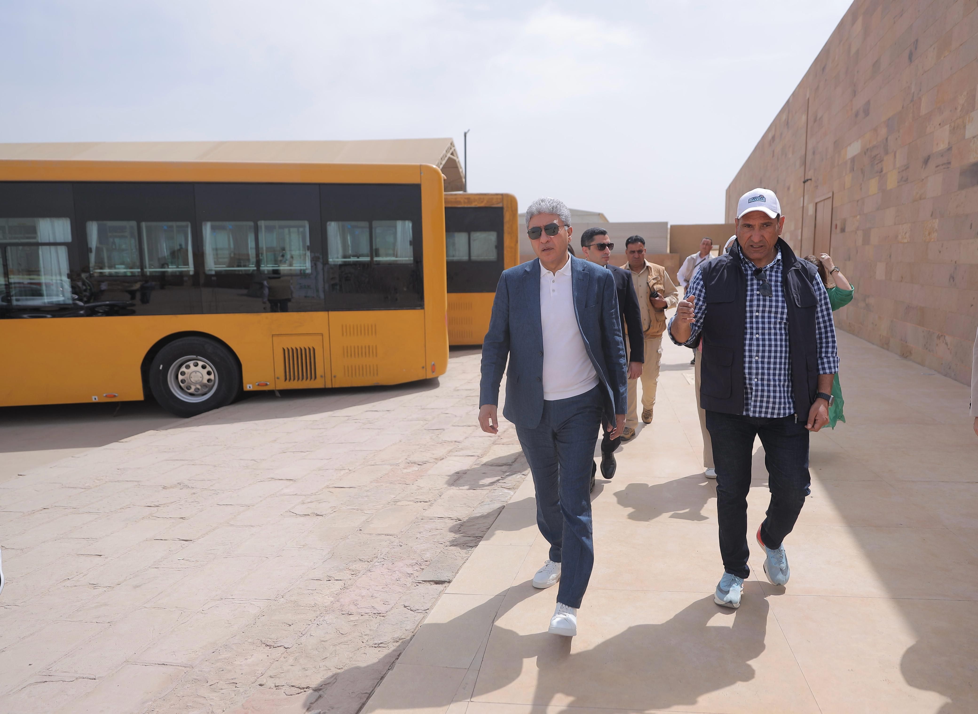 وزير السياحة يتفقد اللمسات النهائية لمشروع تطوير الخدمات بالأهرامات
