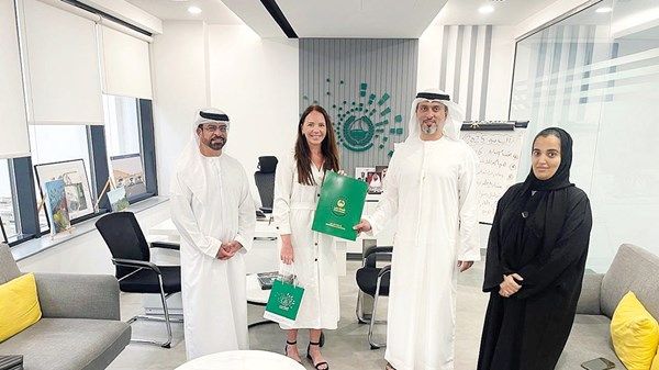 شرطة دبي تُكرم سائحة عثرت على قطعة جواهر ذهبية