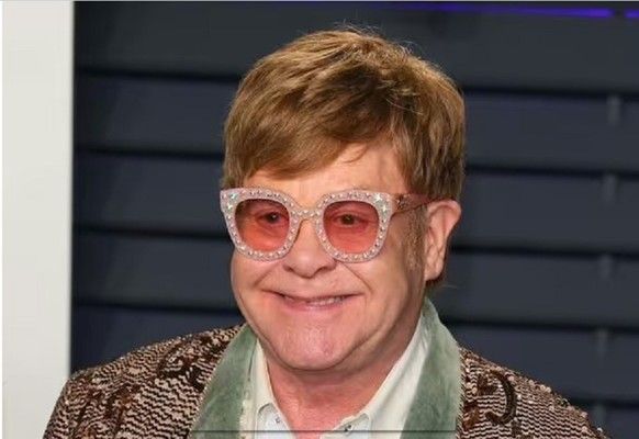 إلتون جون يتحدث عن التغييرات في حياته بعد فقدانه البصر في عينه اليمنى