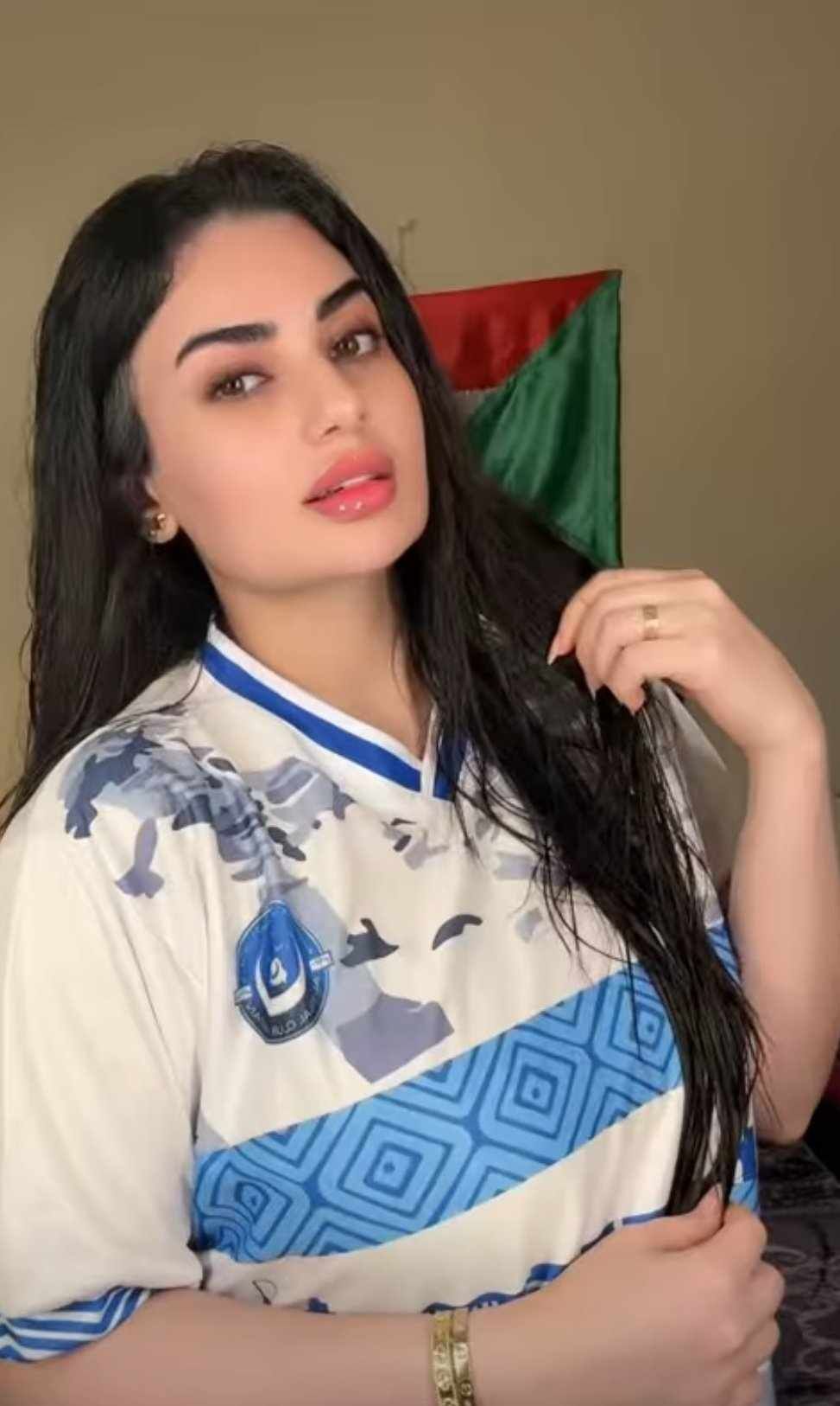 شاهد بالصورة والفيديو.. حسناء سودانية فائقة الجمال تساند المنتخب الوطني والهلال والجمهور يتغزل: (أخيراً لقينا واحدة تشجعنا لو وصلنا كأس العالم)