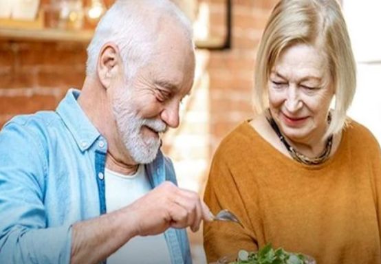 احذر منها...6 أطعمة ضارة للرجال فوق سن الخمسين