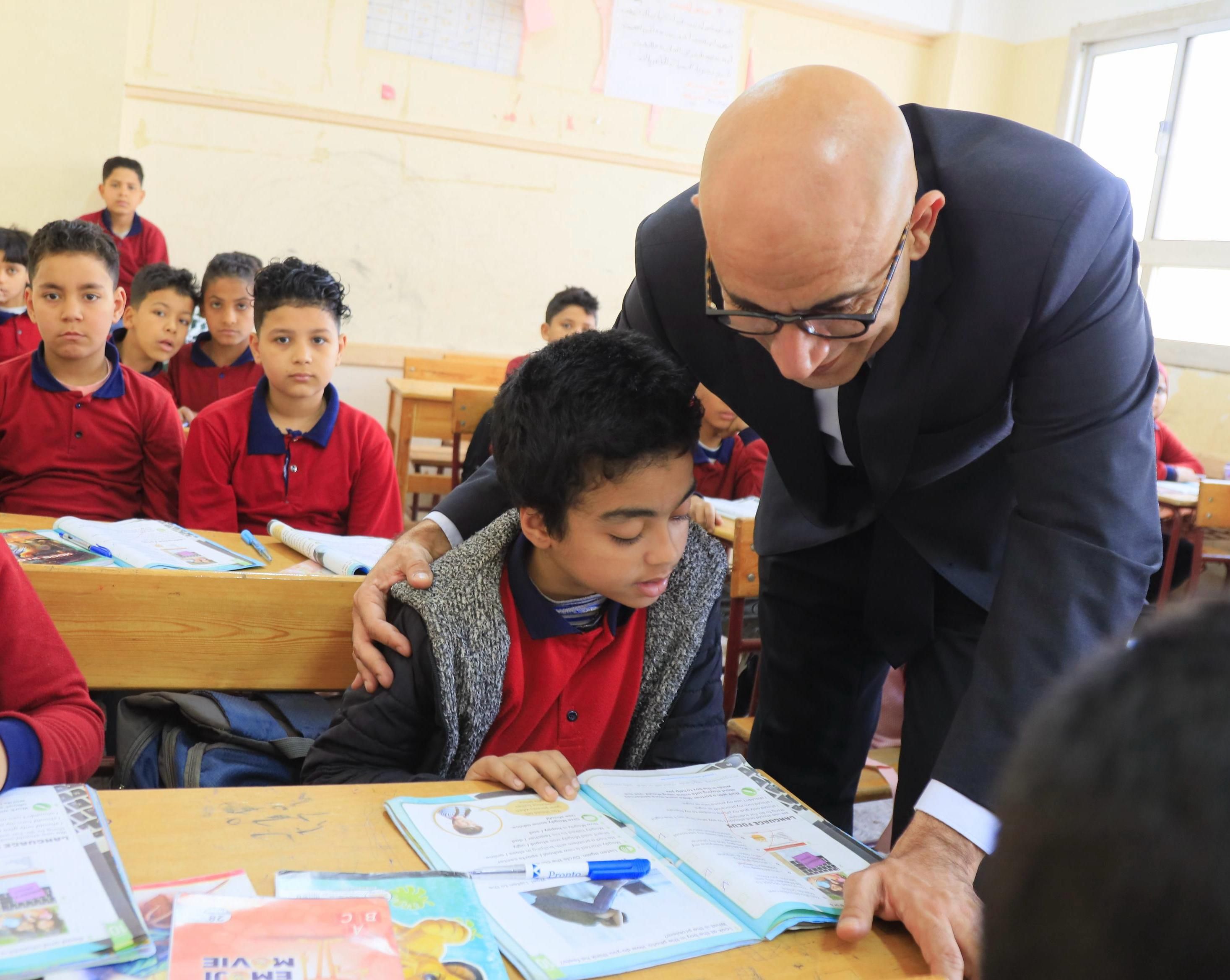 وزير التعليم يتفقد 7 مدارس بـ3 محافظات ويشدد على رصد غياب وحضور الطلاب.. صور