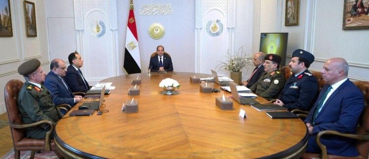 السيسي بحث مع مسؤولين حكوميين وعسكريين بضمان الأمن الغذائي المصري بظل التقلبات الدولية